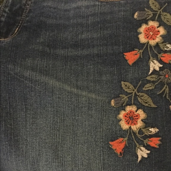 Size 14 Bestie Embroidered Short - Picture 5 of 8